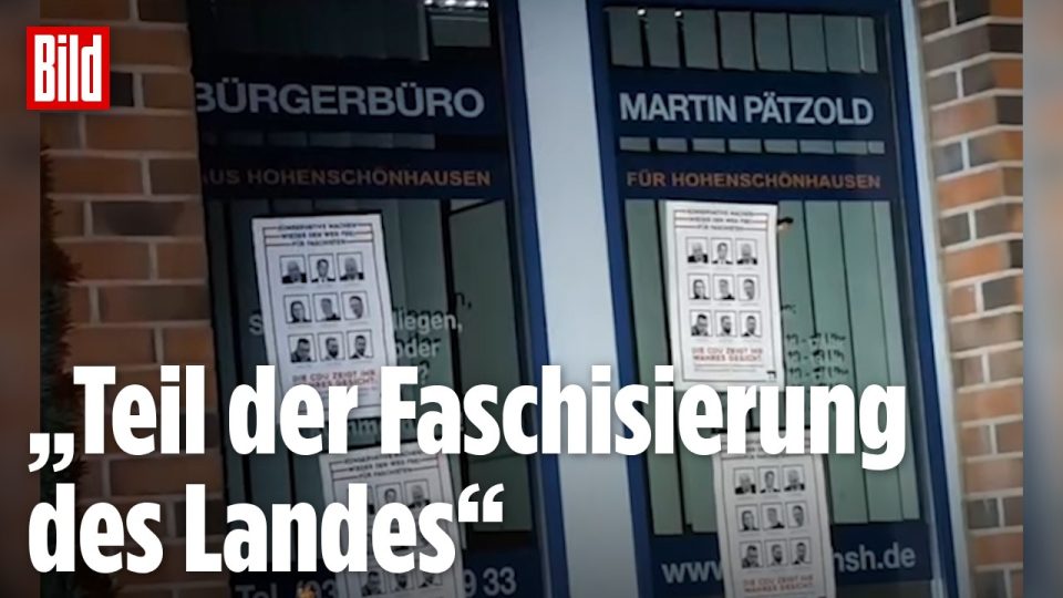 Demonstranten mit Transparenten gegen AfD-Landtagspräsident und CDU in Sachsen-Anhalt
