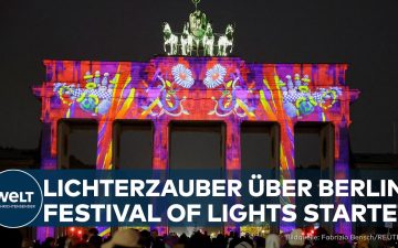 Brandenburger Tor beim Festival of Lights Berlin beleuchtet in bunten Farben des Mottos Colors of Love