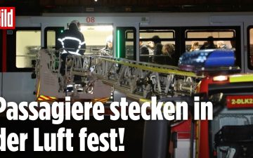 Feuerwehr-Drehleiter bei der Evakuierung der Wuppertaler Schwebebahn nach einem Stromausfall in der Nacht