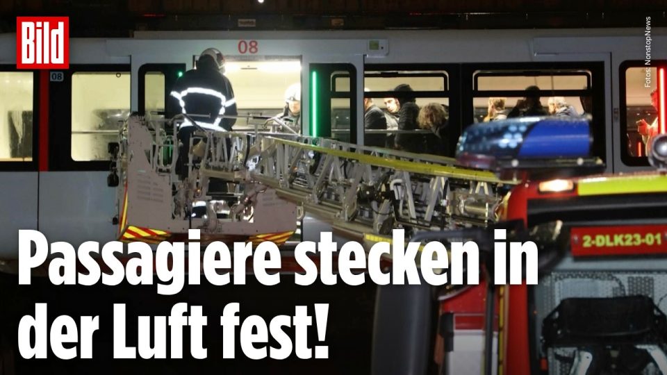 Feuerwehr-Drehleiter bei der Evakuierung der Wuppertaler Schwebebahn nach einem Stromausfall in der Nacht