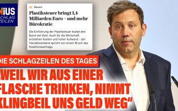 Bundesfinanzminister Lars Klingbeil am Rednerpult, im Hintergrund Plastikflaschen als Symbol für die geplante Plastiksteuer