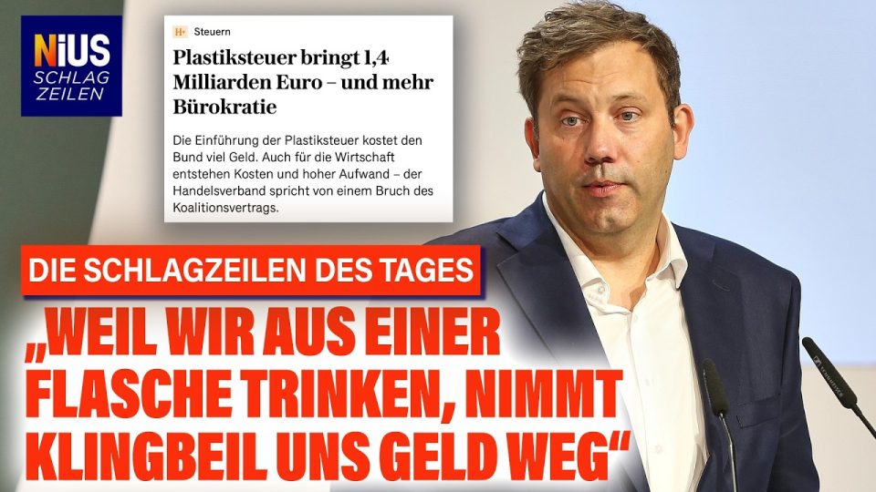 Bundesfinanzminister Lars Klingbeil am Rednerpult, im Hintergrund Plastikflaschen als Symbol für die geplante Plastiksteuer