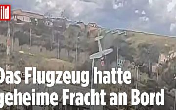 Flugzeugunfall Ecuador – Cessna-Kleinflugzeug nach Flugzeugunfall in Ecuador auf einer Straße liegend, umgeben von Einsatzkr…