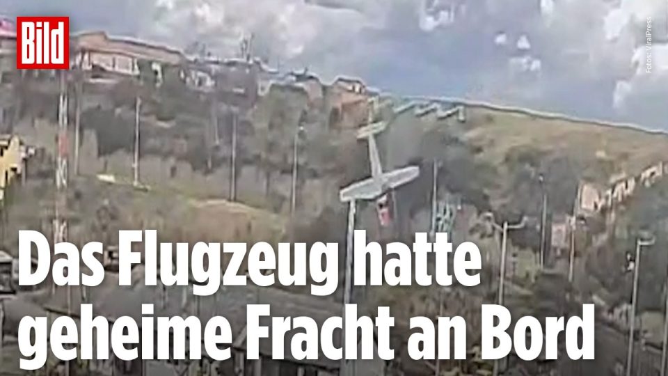 Flugzeugunfall Ecuador – Cessna-Kleinflugzeug nach Flugzeugunfall in Ecuador auf einer Straße liegend, umgeben von Einsatzkr…