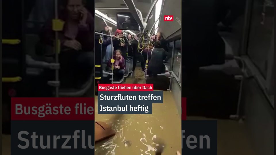 Sturzfluten Istanbul – Buspassagiere klettern bei Sturzfluten in Istanbul auf das Dach eines überschwemmten Linienbusses
