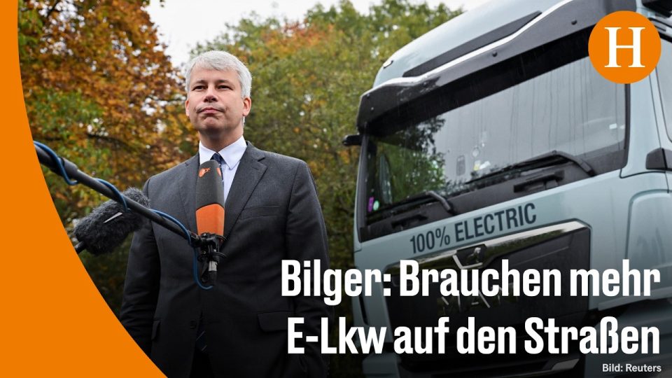 Bundesverkehrsminister Steffen Bilger bei einer Testfahrt mit einem Elektro-LKW von MAN in München
