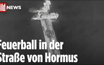 Brennender Öltanker in der Straße von Hormus nach einer Explosion auf hoher See