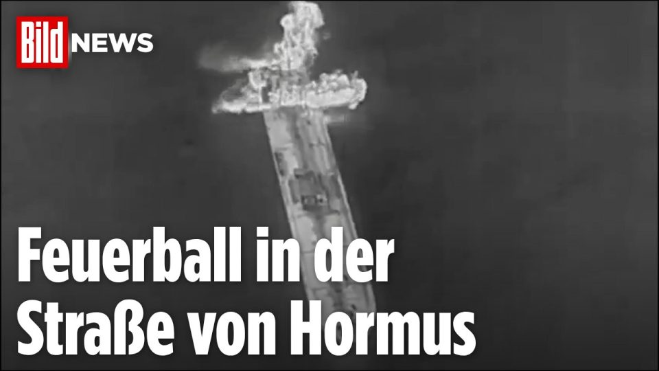 Brennender Öltanker in der Straße von Hormus nach einer Explosion auf hoher See