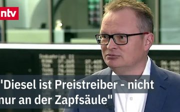 Zapfsäule an einer deutschen Tankstelle mit hohem Dieselpreis auf der Anzeigetafel