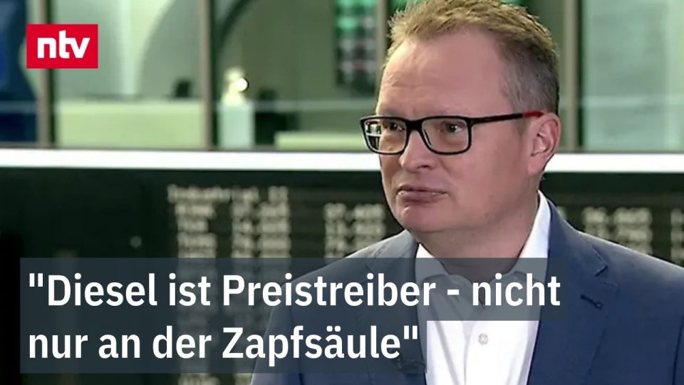 Zapfsäule an einer deutschen Tankstelle mit hohem Dieselpreis auf der Anzeigetafel