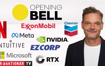 Ölpreis Börse – Börsenhändler vor Kursanzeigen mit steigendem Ölpreis und fallenden Aktienkursen an der Wall Street