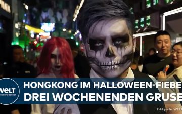 Halloween in Hongkong – Bunt beleuchtete Straße in Hongkong bei Nacht mit Halloween-Dekorationen und feiernden Menschen