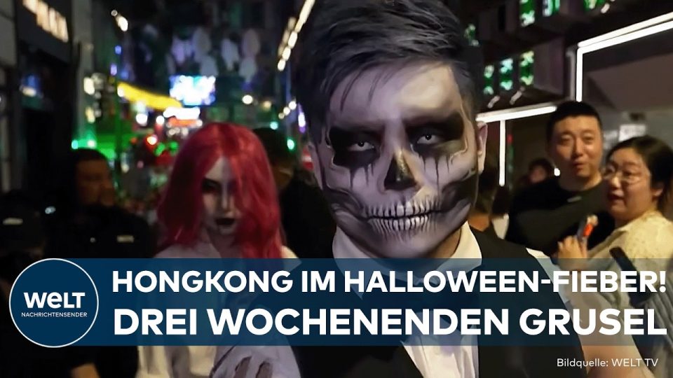 Halloween in Hongkong – Bunt beleuchtete Straße in Hongkong bei Nacht mit Halloween-Dekorationen und feiernden Menschen
