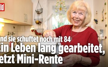 Rente 1180 Euro – Ältere Frau sitzt nachdenklich am Fenster – Symbol für niedrige Rente und Altersarmut in Deutschland