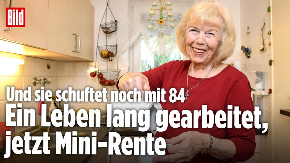 Rente 1180 Euro – Ältere Frau sitzt nachdenklich am Fenster – Symbol für niedrige Rente und Altersarmut in Deutschland