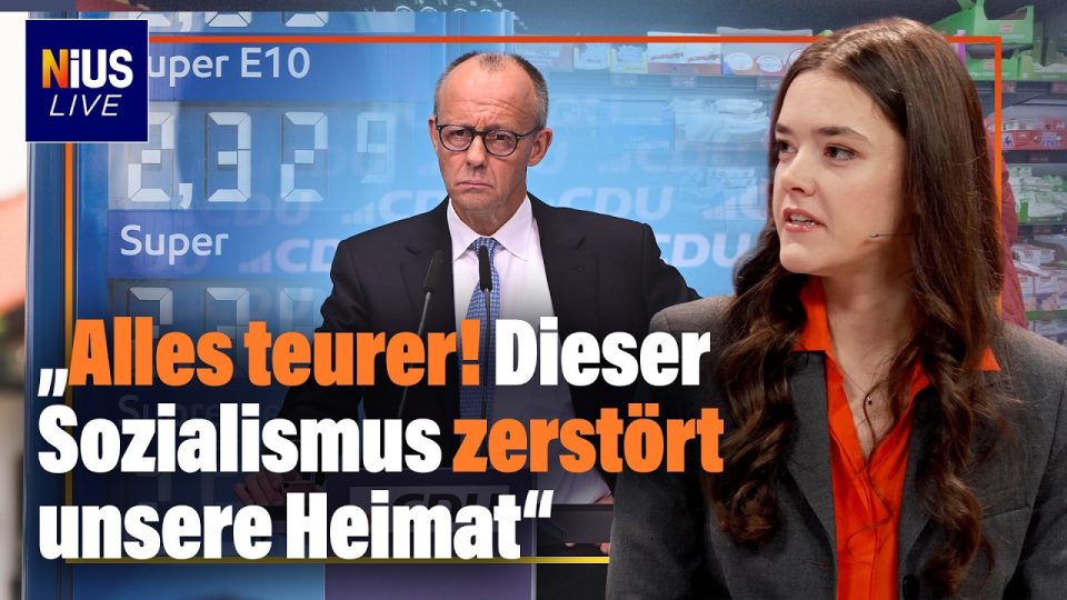 Frau an der Supermarktkasse schaut besorgt auf steigende Lebenshaltungskosten beim Einkauf