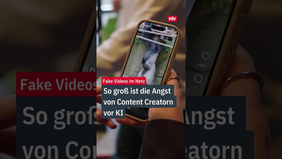 Content Creator sitzt am Schnittplatz und bearbeitet Videos – Wettbewerb zwischen KI Content Creator und manueller Produktion