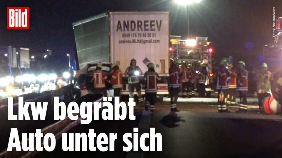 Reifenplatzer A5 – Verunfallter Sattelzug nach Reifenplatzer auf der A5 bei Karlsruhe, Trümmer auf der Fahrbahn