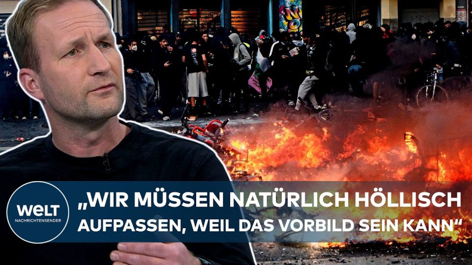 Schülerproteste in einer deutschen Großstadt – junge Menschen mit Schildern, Polizei sichert die Demonstration ab