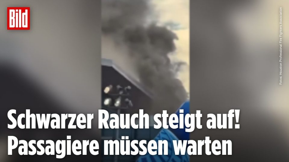 Dichter schwarzer Rauch steigt über dem Flughafen Houston George Bush Airport auf – Flughafen Houston Brand im Terminal C