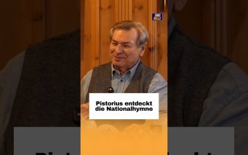 Pistorius Nationalhymne – Boris Pistorius singt die Nationalhymne auf einer Bierkiste am Bebelplatz in Berlin vor SPD-Anhäng…