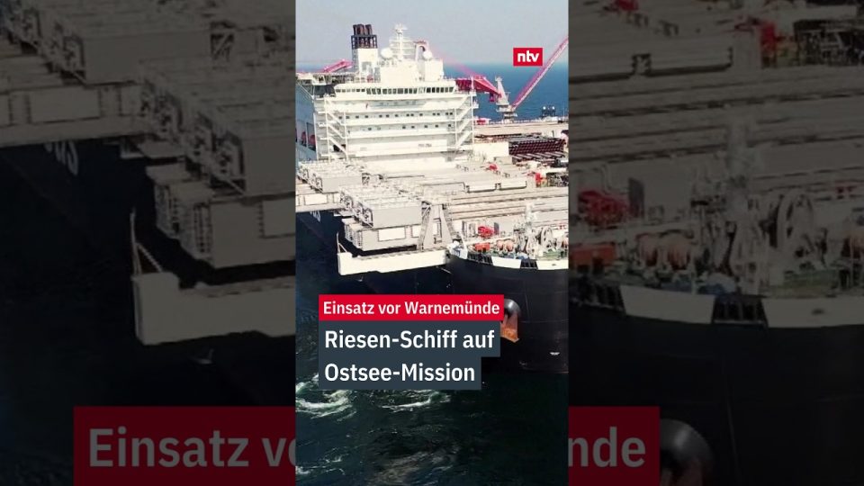 Die Pioneering Spirit, das größte Arbeitsschiff der Welt, im Einsatz auf der Ostsee zur Installation von Offshore-Plattformen