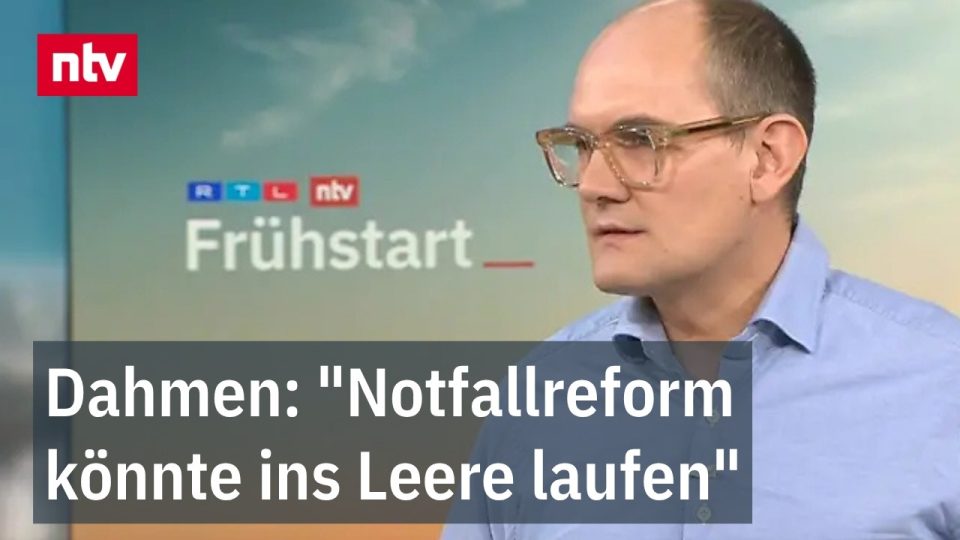 Rettungswagen vor einem Krankenhaus – Notfallversorgung Reform soll Notaufnahmen entlasten