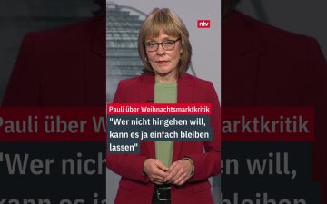 Beleuchteter Weihnachtsmarkt im Oktober mit Glühweinständen und Lichterketten in einer deutschen Innenstadt