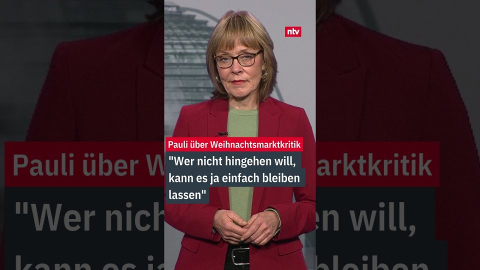 Beleuchteter Weihnachtsmarkt im Oktober mit Glühweinständen und Lichterketten in einer deutschen Innenstadt