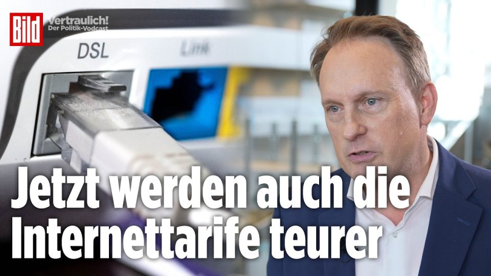 Frau schaut besorgt auf Smartphone und Laptop – Internettarif Preiserhöhung im Überblick