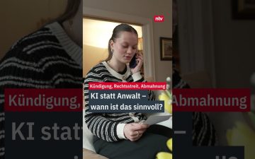 Person tippt auf einem Laptop, daneben ein Richterhammer – KI statt Anwalt im Rechtsbereich