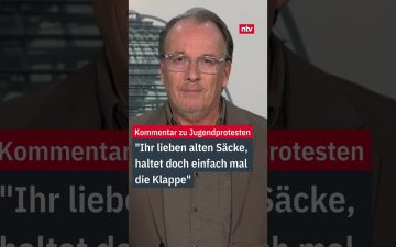 Jugendproteste – Junge Menschen bei einem friedlichen Jugendprotest mit Transparenten für Klimaschutz und soziale Gerechtigk…