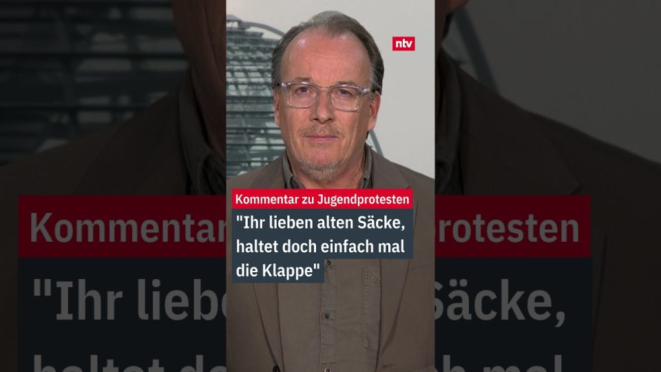 Jugendproteste – Junge Menschen bei einem friedlichen Jugendprotest mit Transparenten für Klimaschutz und soziale Gerechtigk…