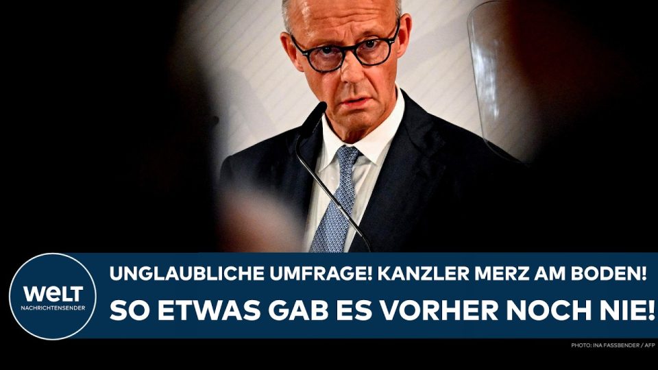 Merz Umfrage – Bundeskanzler Friedrich Merz am Rednerpult – Merz-Umfrage zeigt historischen Tiefstwert bei Zufriedenheit