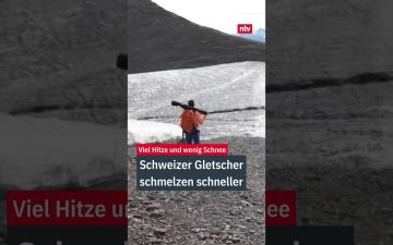 Schmelzender Gletscher am Concordiaplatz in der Schweiz – Gletscherschmelze Schweiz sichtbar durch freigelegtes Eis