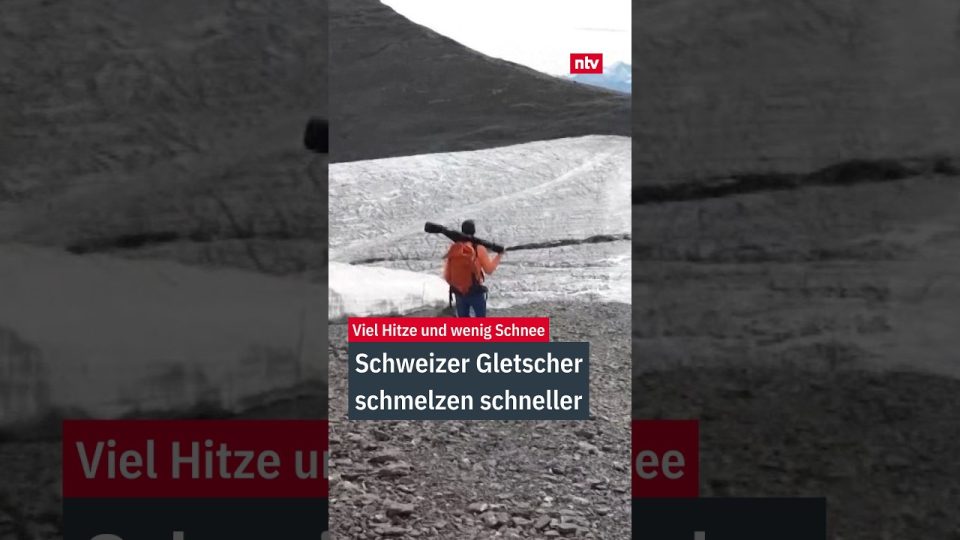 Schmelzender Gletscher am Concordiaplatz in der Schweiz – Gletscherschmelze Schweiz sichtbar durch freigelegtes Eis