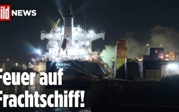 Frachter Ariadne Hamburg – Löschboote bekämpfen den Brand auf dem Frachter Ariadne im Hamburger Hafen mit Wasserwerfern