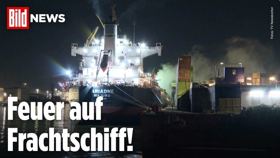 Frachter Ariadne Hamburg – Löschboote bekämpfen den Brand auf dem Frachter Ariadne im Hamburger Hafen mit Wasserwerfern