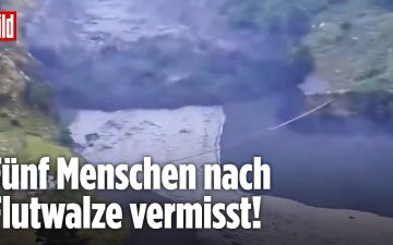 Sturzflut Nepal – Schlamm- und Geröllmassen einer Sturzflut in Nepal reißen Häuser und Brücken im Himalaya-Tal mit sich