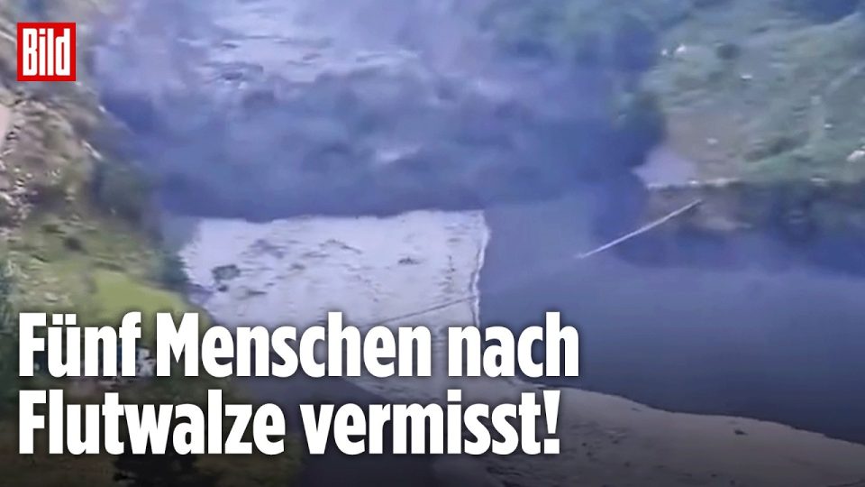 Sturzflut Nepal – Schlamm- und Geröllmassen einer Sturzflut in Nepal reißen Häuser und Brücken im Himalaya-Tal mit sich
