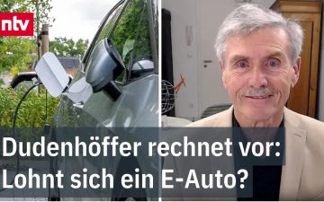 Elektroauto laden an einer öffentlichen Ladesäule in einer deutschen Stadt – Elektromobilität im Alltag