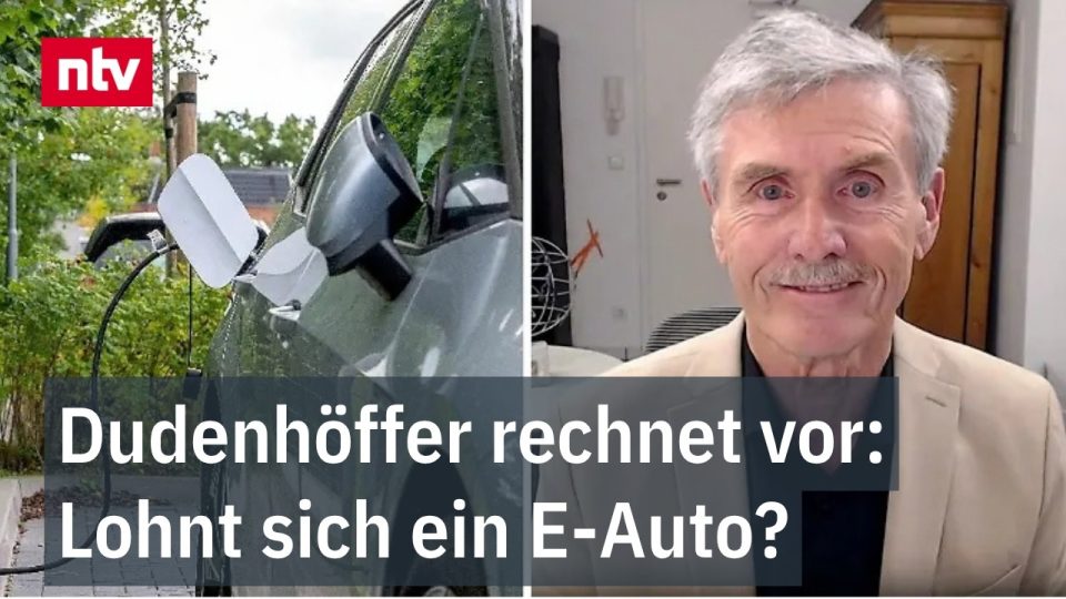 Elektroauto laden an einer öffentlichen Ladesäule in einer deutschen Stadt – Elektromobilität im Alltag