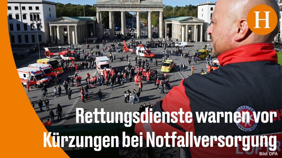Rettungswagen und Einsatzkräfte vor dem Brandenburger Tor bei der Demo zur Reform der Notfallversorgung