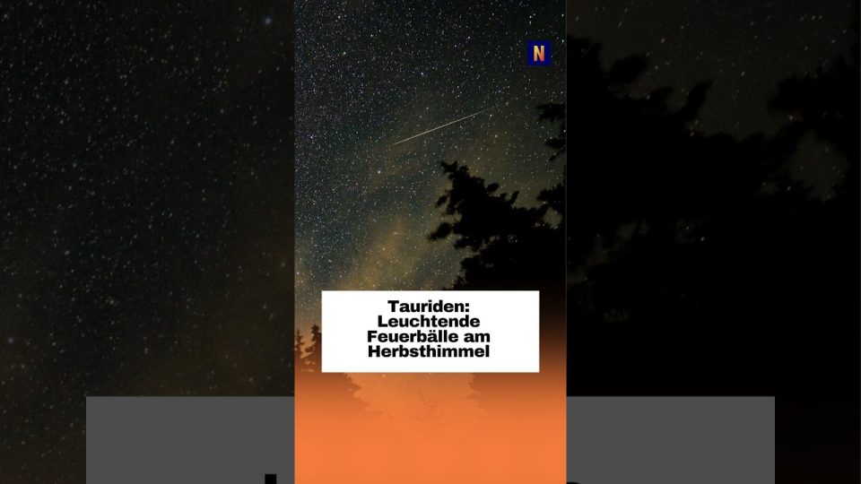 Leuchtender Feuerball der Tauriden am nächtlichen Herbsthimmel über einer dunklen Landschaft