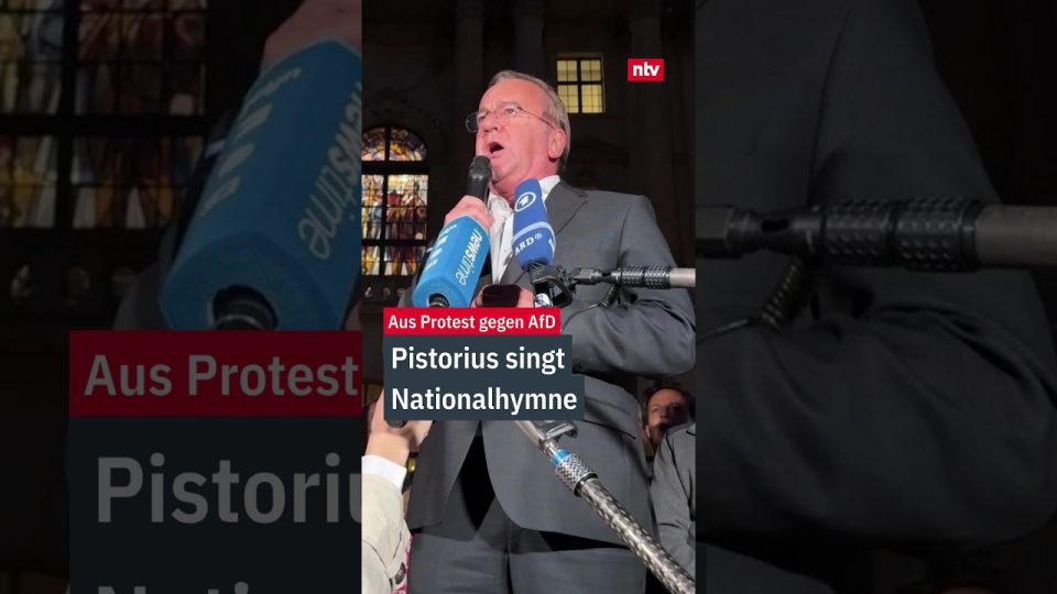 AfD Landtagspräsident – Boris Pistorius singt die Nationalhymne auf dem Bebelplatz in Berlin als Protest gegen den AfD-Landt…