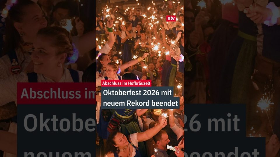 Besucher stoßen mit vollen Maßkrügen beim Oktoberfest 2026 auf der Münchner Theresienwiese an