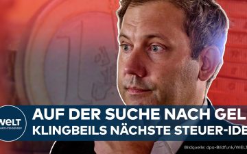 Plastikverpackungen auf einem Förderband – symbolisch für die geplante Plastiksteuer in Deutschland
