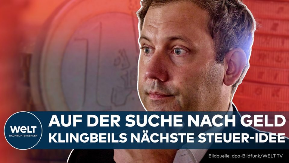 Plastikverpackungen auf einem Förderband – symbolisch für die geplante Plastiksteuer in Deutschland