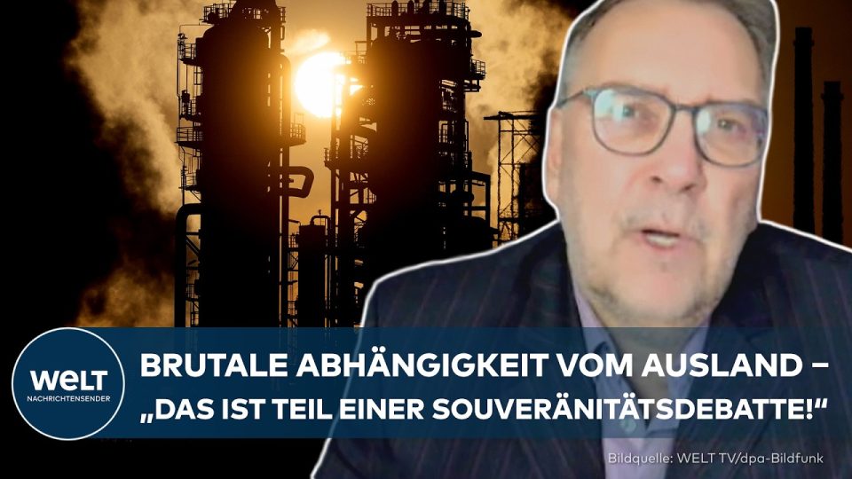 Raffinerie bei Nacht mit Flammen und Rohren – Symbol für Europas Raffineriestrategie und Energieabhängigkeit