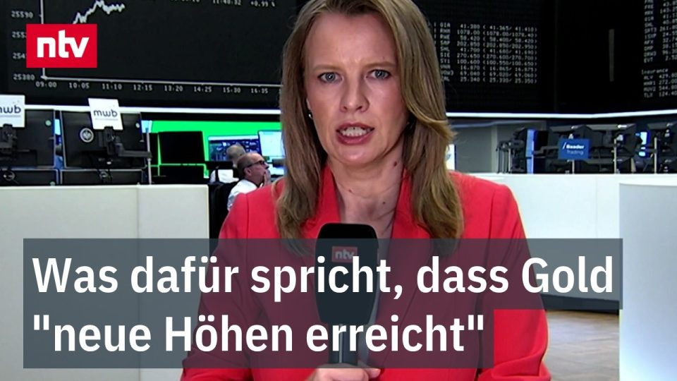 Goldbarren und Goldmünzen auf einem Tisch – Goldpreis-Prognose zeigt steigende Tendenz